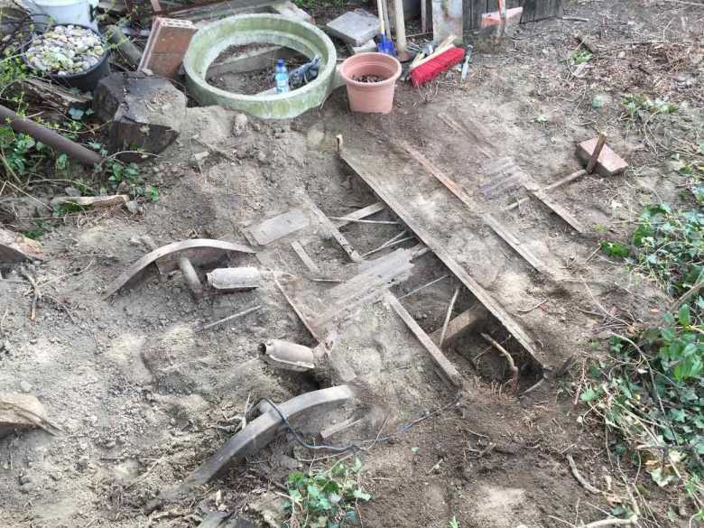 VW-Archaelogy-barndoor-bus-chassis-digging