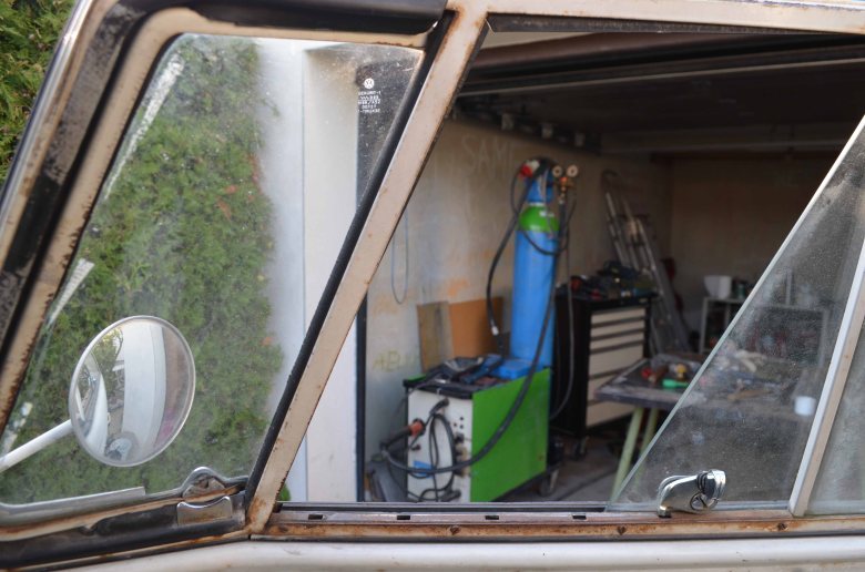 Schweißgerät - Blick aus dem Fenster eines VW T1 Busses
