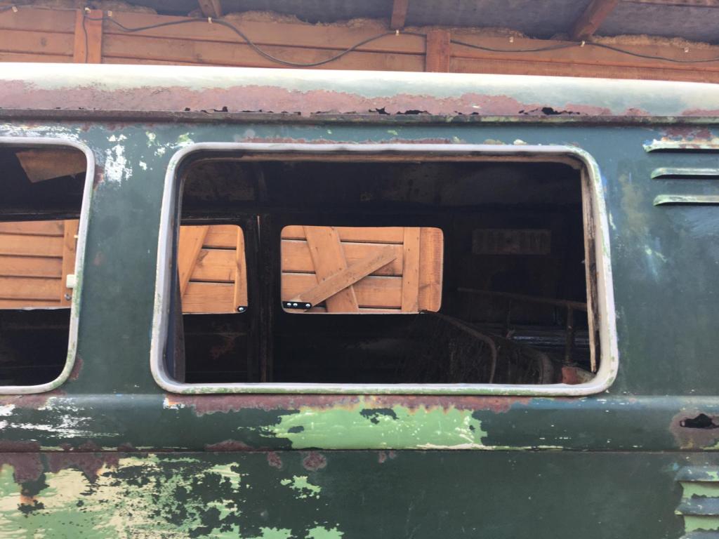 coachbuilt-vw-barndoor-windos