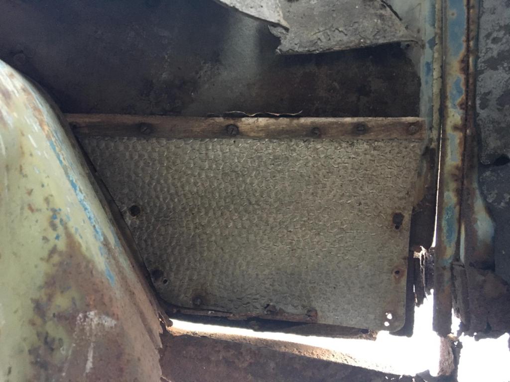 detail-view-driver-door-interior-panel