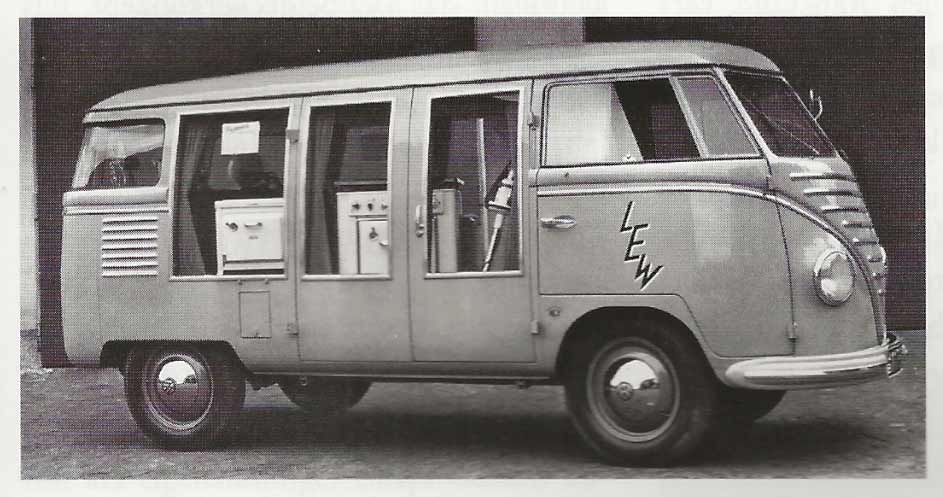 Goeppel-VW-Display-Bus-Barndoor