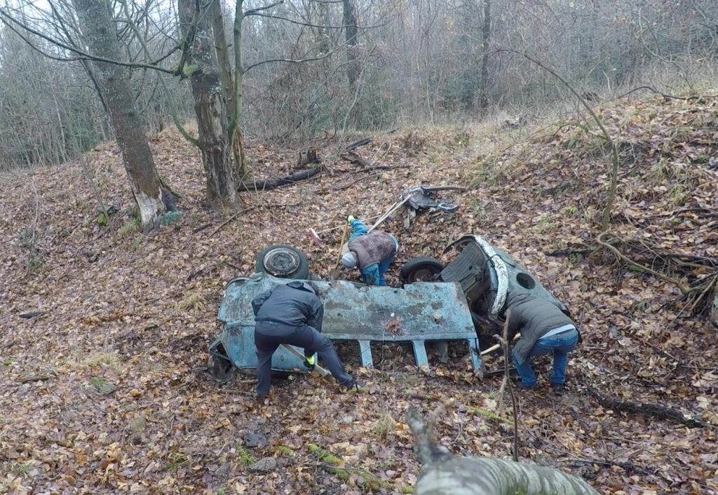 Oldtimerfund-Wald-VW-Bus-Wrackbergung