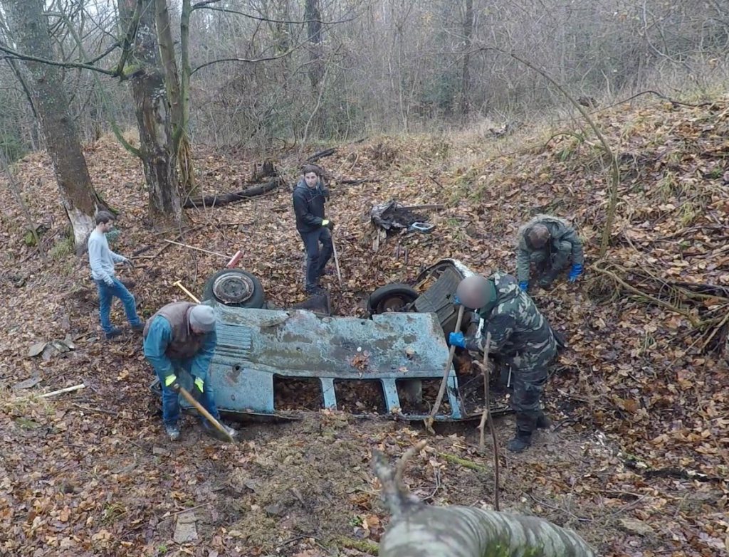 Rescue-VW-Splitbus-Forest-Wreck