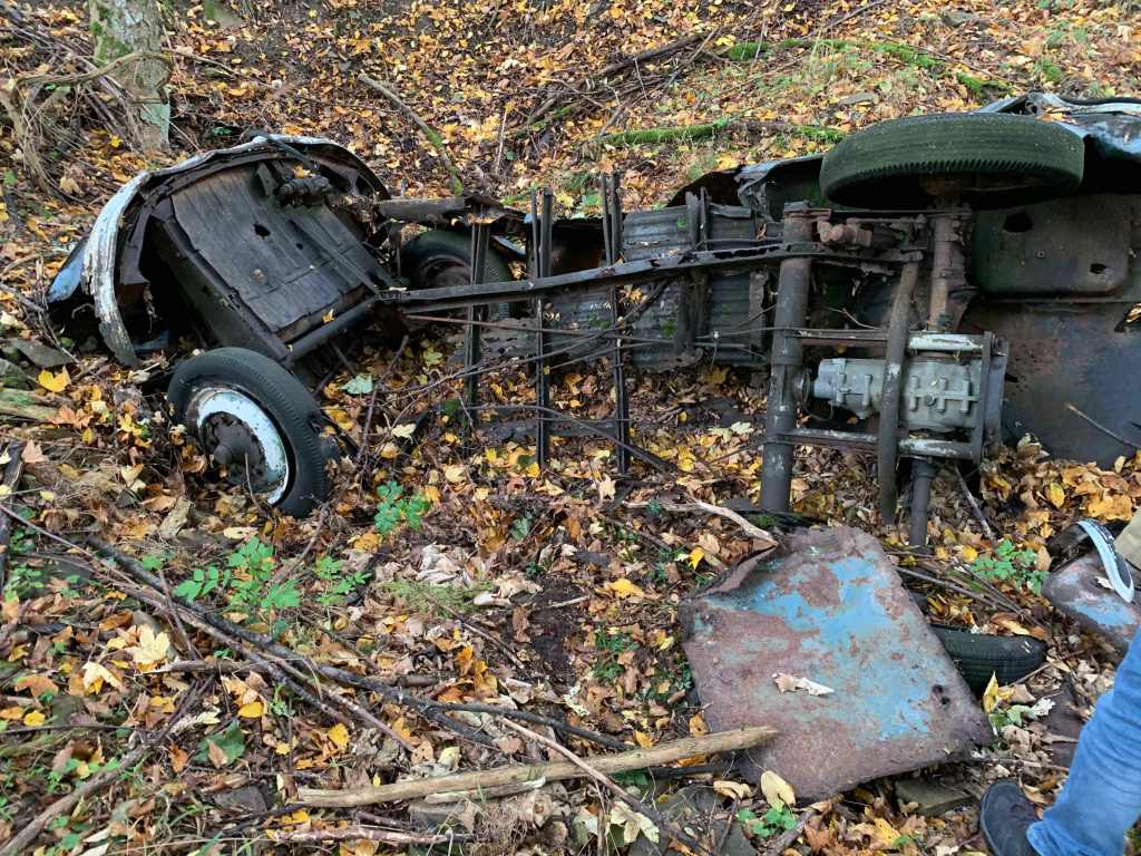 Scheunenfund-Wrack-VWT1-Bus