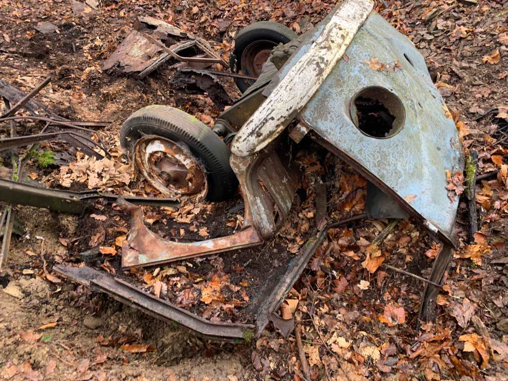 VW-Bulli-Wrack-Wald-1950er