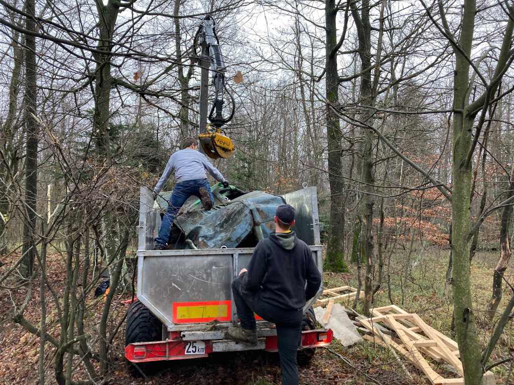 VWT1-Wrack-Waldfund-aufgeladen