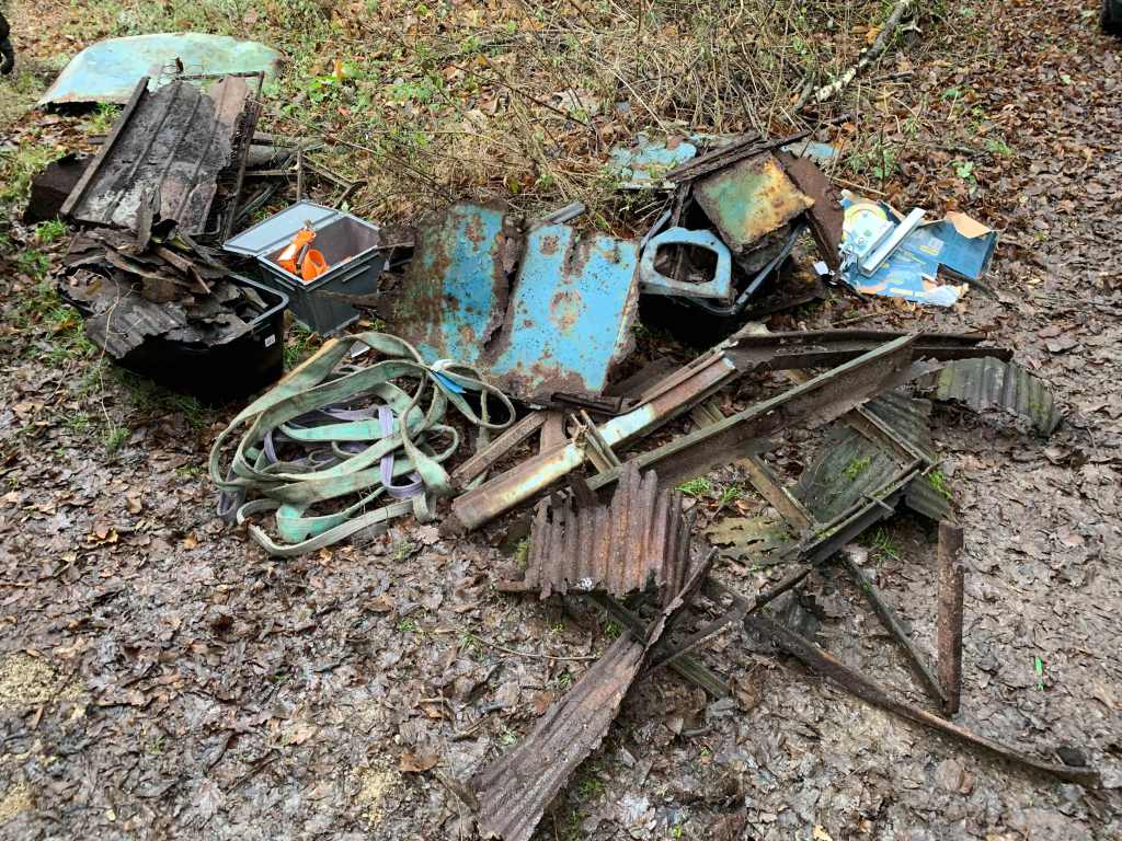 Waldblech-VW-Bus-Bergung-T1-Karosserie-Reste