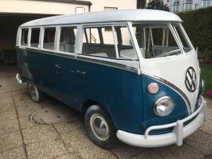 1967-seablue-vw-splitbus-window-installation