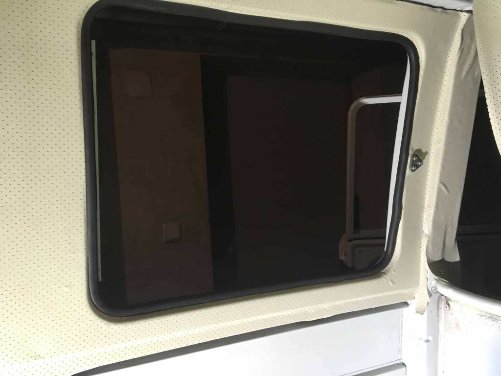 arbeitsschritt-einbau-dichtung-popout-fenster-t1-vw