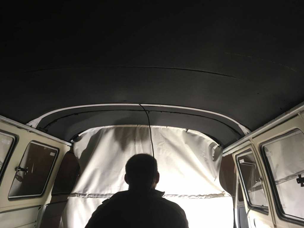 fitting-headliner-vw-split-bus-1967
