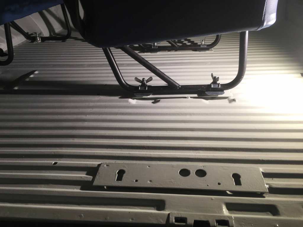 fixierung-vwt1-bus-sitzbaenke-fluegelmutter