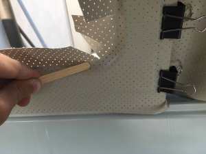 vw-bus-innentapezierung-kanten-glatt-ziehen-eisstaebchen