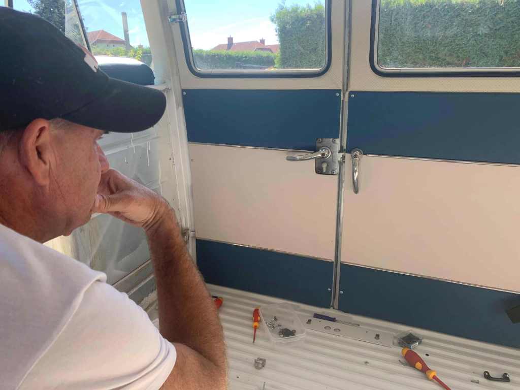 innenverkleidung-vwt1-tueren-neu-seeblau