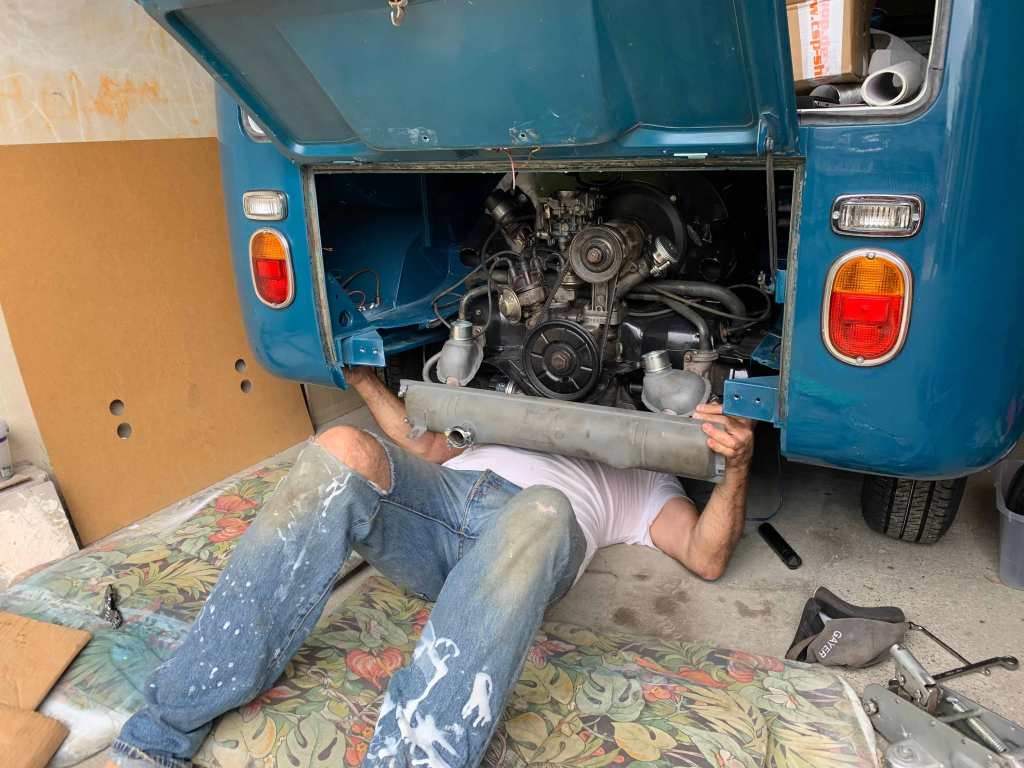 volkswagen-t1-motor-einbau-lustig