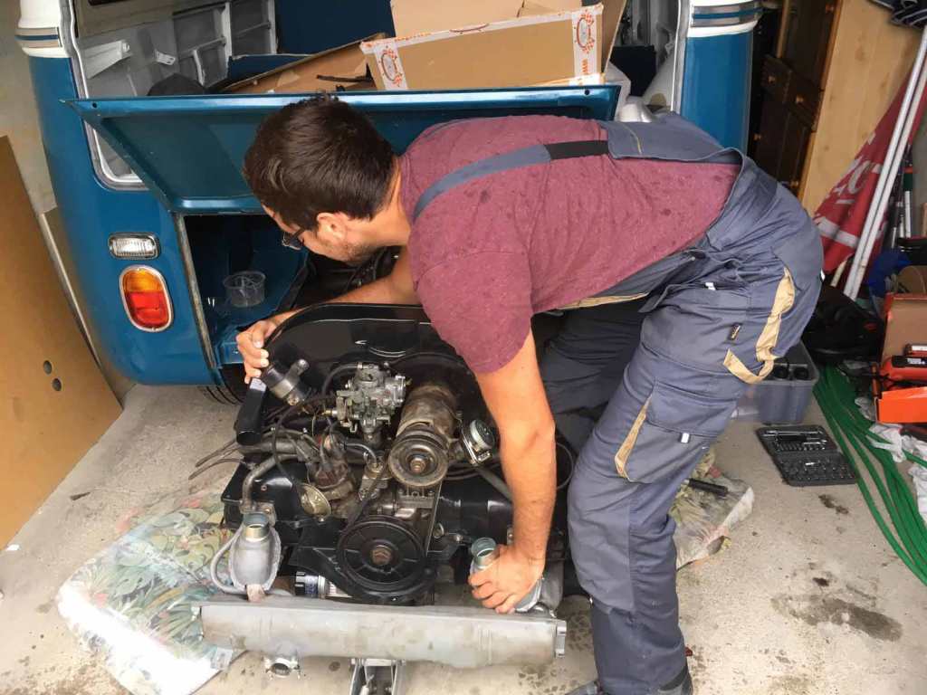 vwbulli-motor-einbauen-t1-bus-blogwebseite