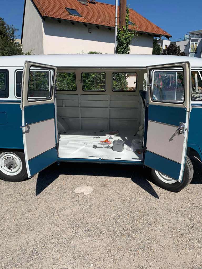 vwt1-innenansicht-leer-laderaumtueren-offen