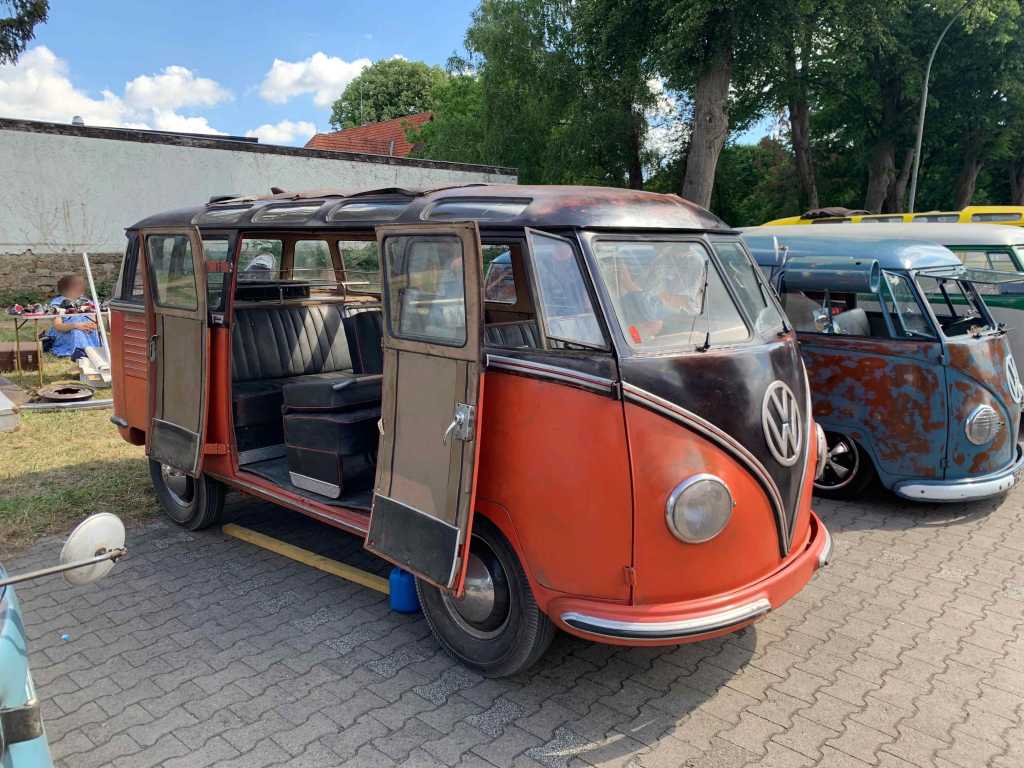 1952-vw-bus-deluxe-canada-samba-barndoor