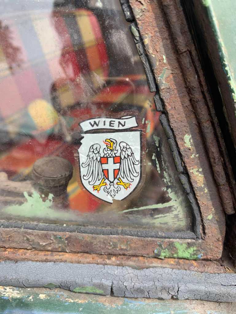 Detail-Fenster-Sticker-Wien-Kastenhofer-VW-Bus