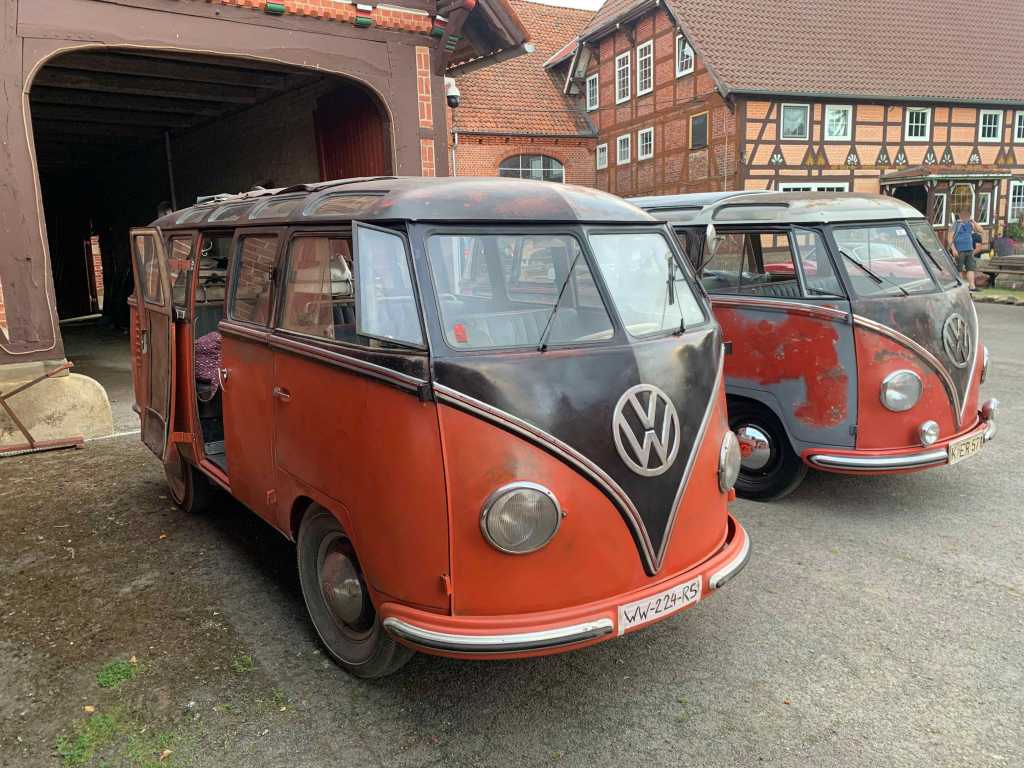 Super-old-Volkswagen-Deluxe-Buses-1952-1951-Samba