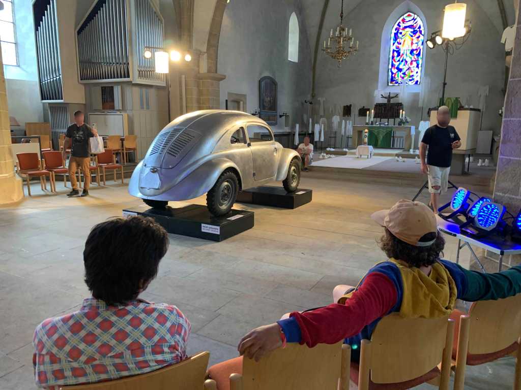 uralt-volkswagen-kaefer-1936-hessisch-oldendorf-kirche