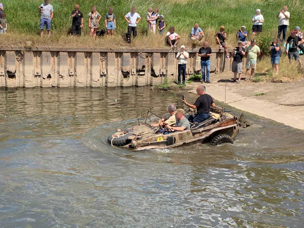 VW-Schwimmwagen-im-Fluss-Hessisch-Oldendorf-VW-Veteranentreffen-2022