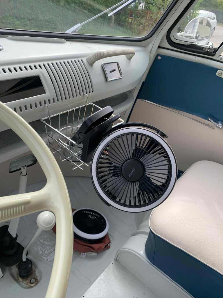akku-ventilator-im-vw-t1-bus-hochsommer
