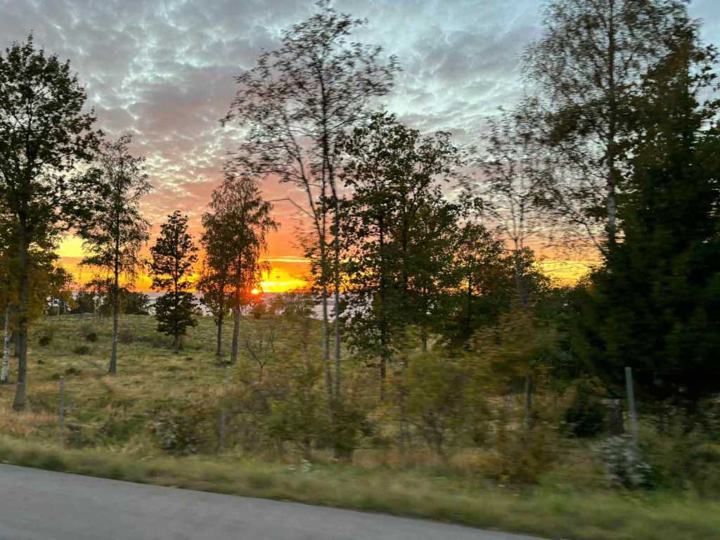 Autofahrt-Schweden-Sonnenuntergang