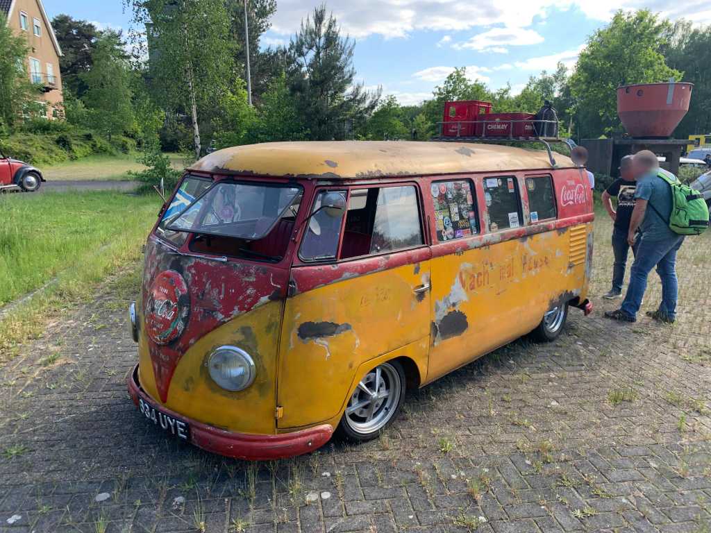 CocaCola-1954-Volkswagen-Splitbus-Barndoor
