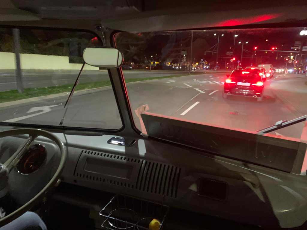 Fruehmorgens-unterwegs-durch-Wien-im-VW-T1