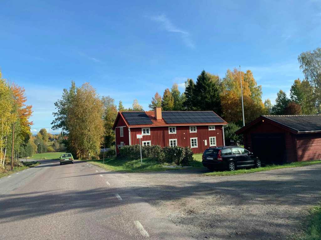 Herbst-Autofahrt-Schweden-Rotes-Haus