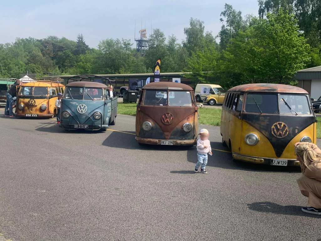Lowered-Barndoor-Bus-LineUp-VW-Show-BenPon-2023