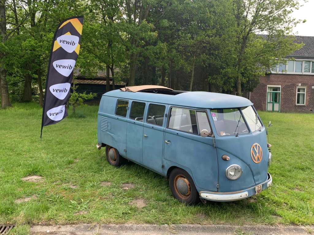 Original-Paint-doveblue-VW-Splitbus-sunroof-kombi