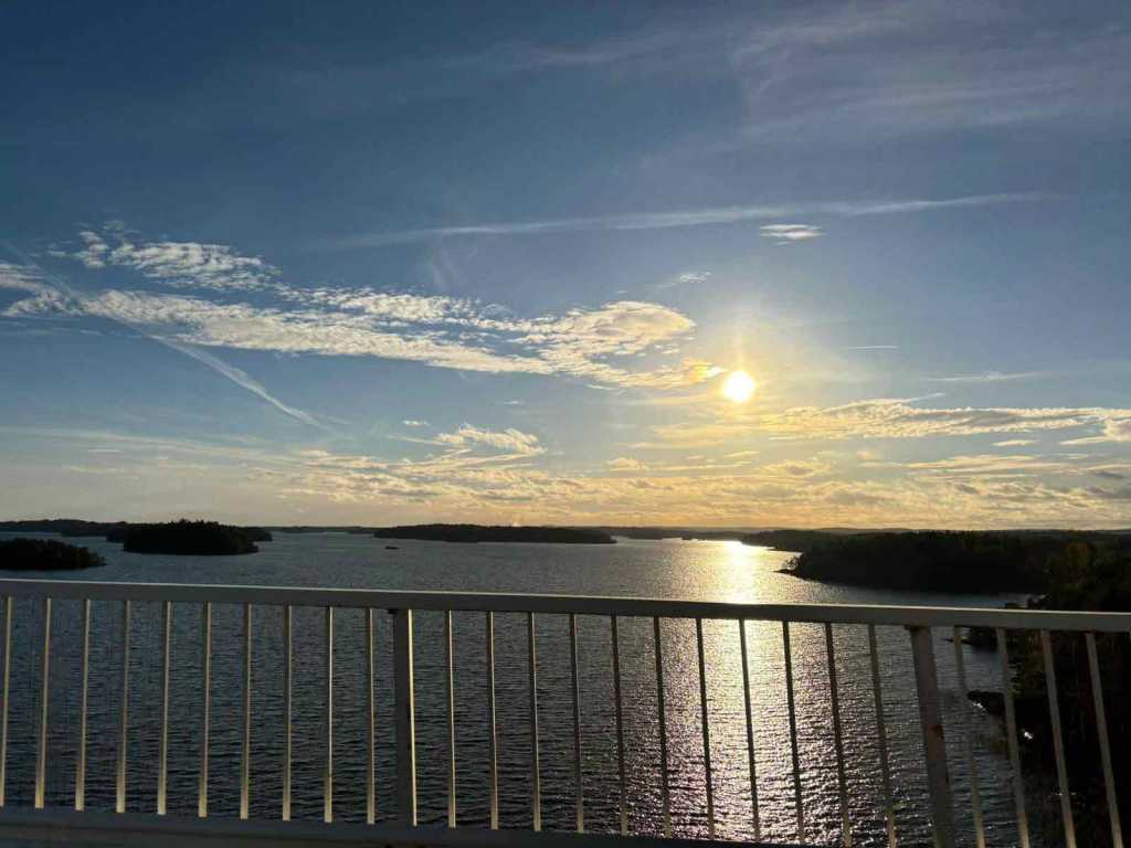 Schweden-Reise-See-Bruecke-Autofahrt