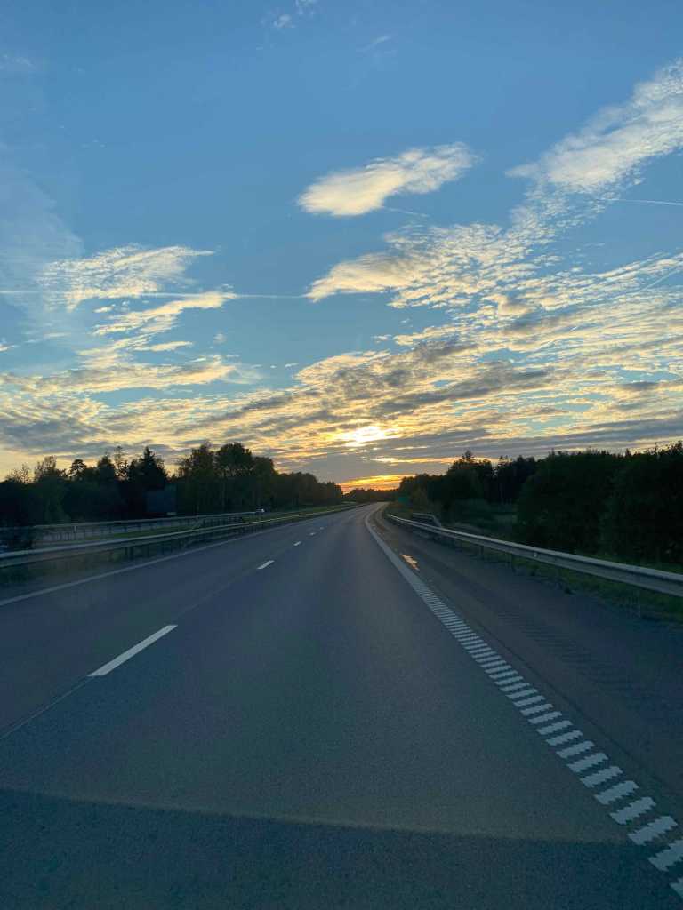 Sonnenuntergang-Autobahn-Schweden-Roatrip