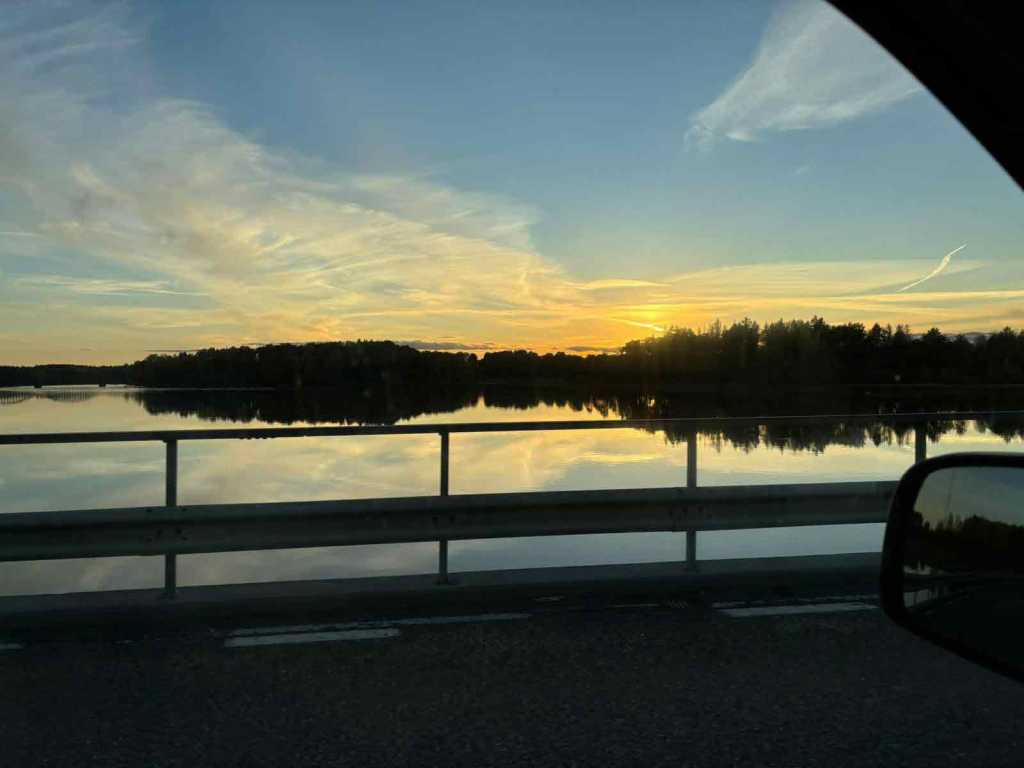 Sonnenuntergang-Schweden-Wasser-Autofahrt