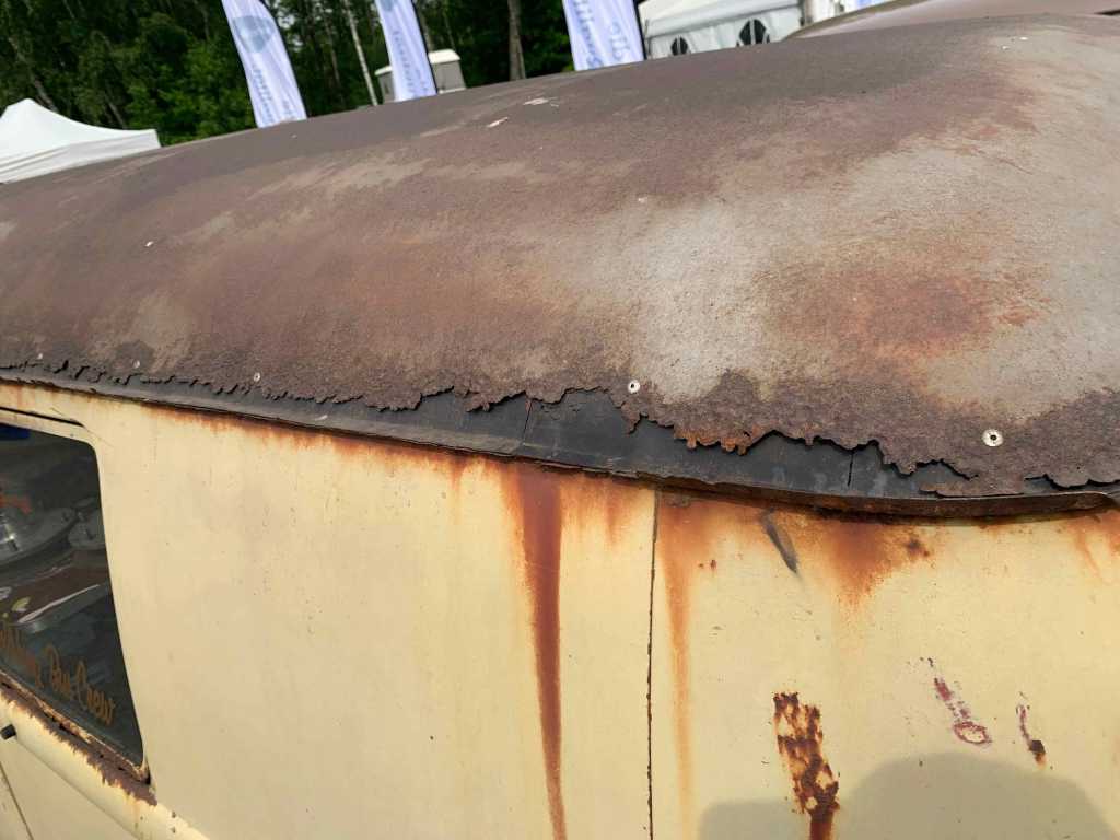 Swedish-Barndoor-Bus-Roof-Rain-gutter-detail