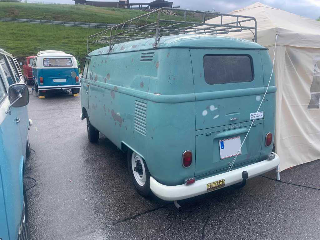 tuerkis-VW-T1-Kastenwagen-75-Jahre-Treffen