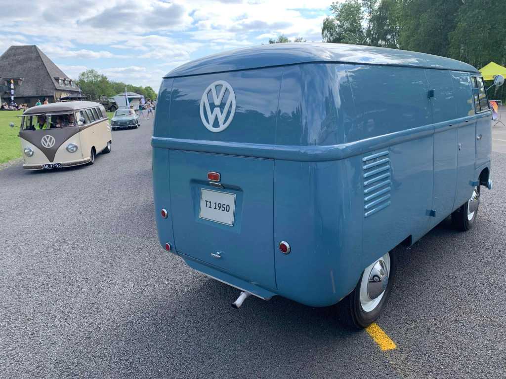 Uralt-VW-Bus-T1-BJ-1950-Heckansicht