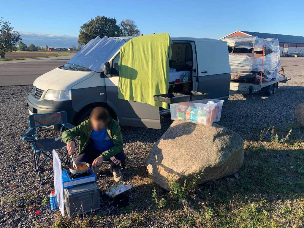 Vanlife-Fruehstueck-Schweden-Reise-Autotransport-VW