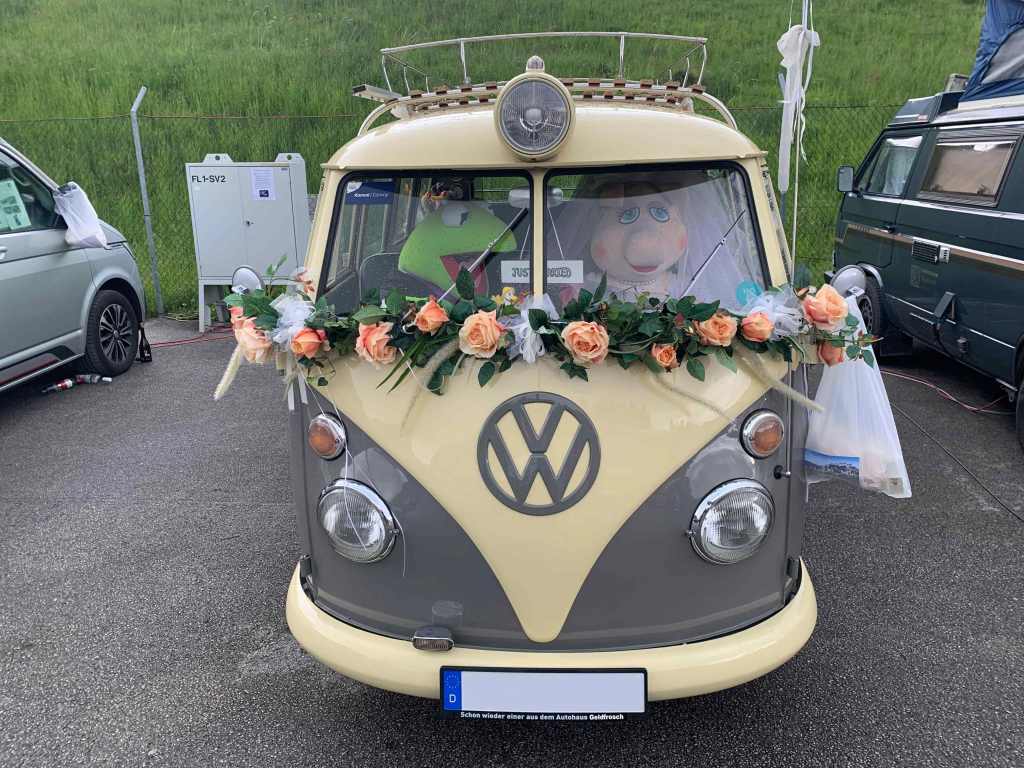 VW-Bulli-Hochzeitsbus-Kermit-Mrs-Piggy-T1-Treffen-Salzburg