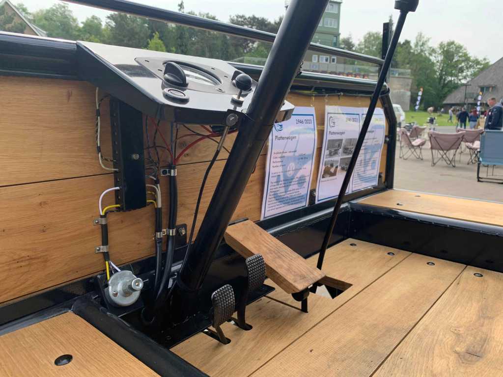 VW-Plattenwagen-Details-Lenksaeule-Pedale