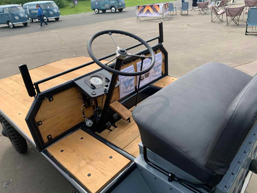 VW-Plattenwagen-Tacho-Fahrersitz-Details