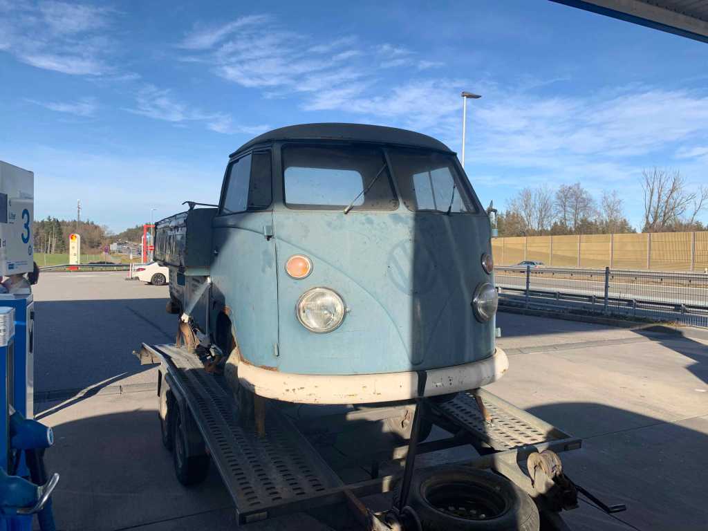 VW-T1-Pritsche-am-Autotransport-Anhaenger
