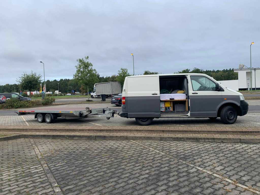 VW-T5-Bus-Autotransport-Camping