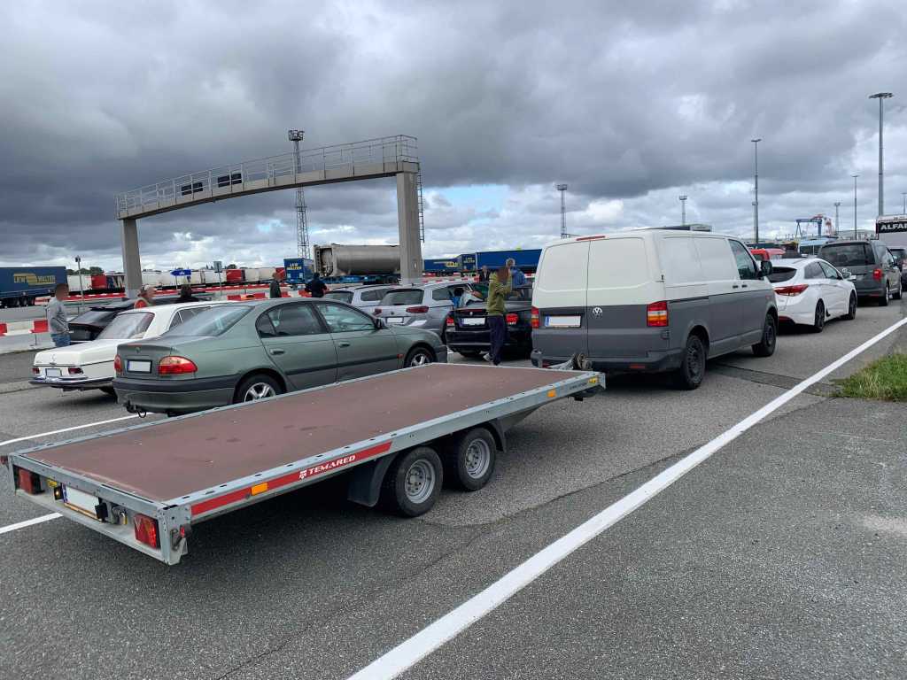 Warteschlange-Faehre-Hafen-DE