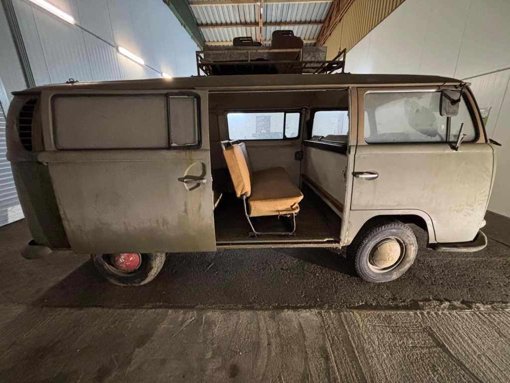 Early-Baywindow-Volkswagen-Bus