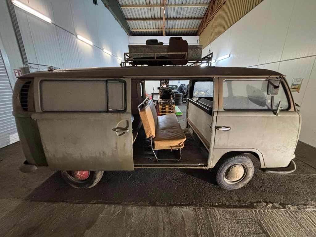 Volkswagen-Bus-T2A-Doppelte-Schiebetuere