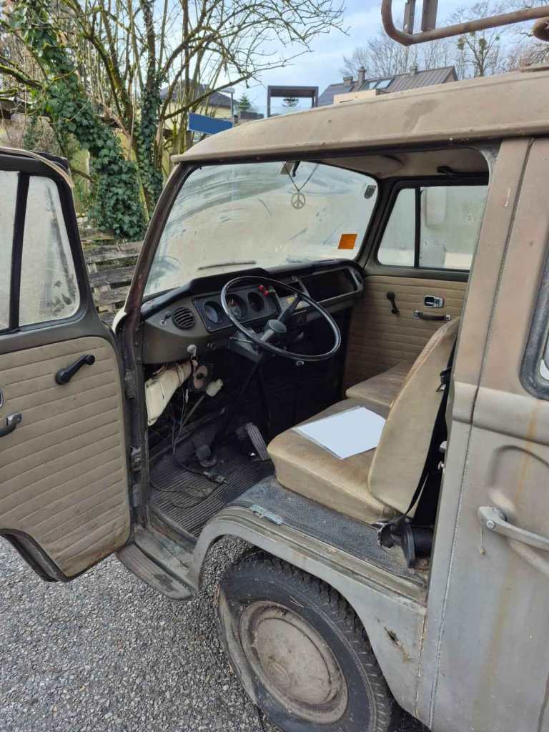 VW-T2-Bus-Innenansicht-Fahrerkabine